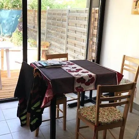 Mitoyenne Avec Piscine Et Parking Pour 4 Personnes