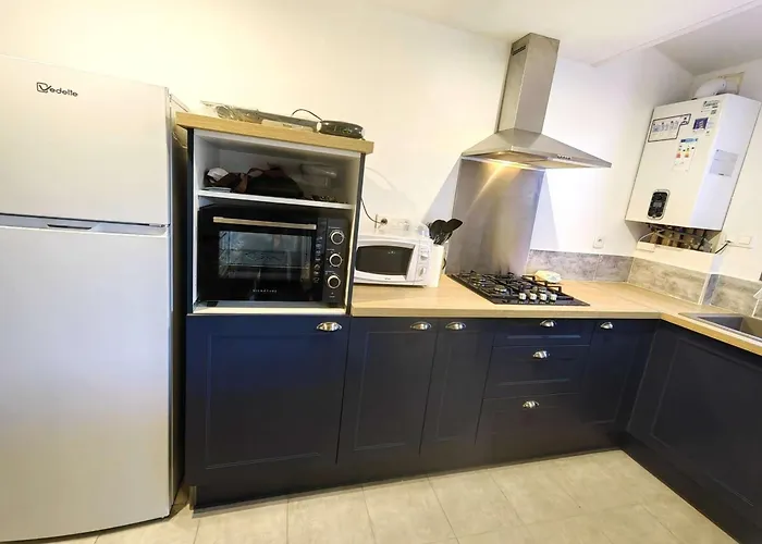 Mitoyenne Avec Piscine Et Parking Pour 4 Personnes - Fr-1-607-189 Villa *