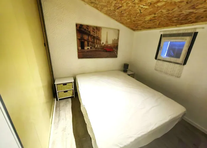 Mitoyenne Avec Piscine Et Parking Pour 4 Personnes - Fr-1-607-189